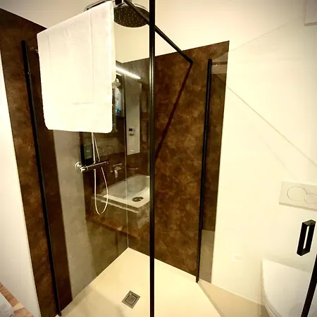Ferienwohnung Waterfront - Urbane Eleganz Am Bachufer Villach Zimmer foto